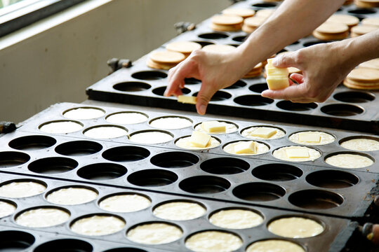 The process of baking Imagawa-yaki