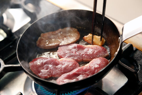 Photo of the process of roasting the kamo of duck soba noodles.