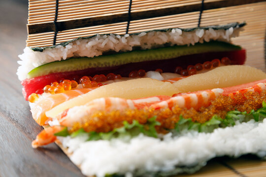 Photo of the process of rolling up the seafood futomaki.