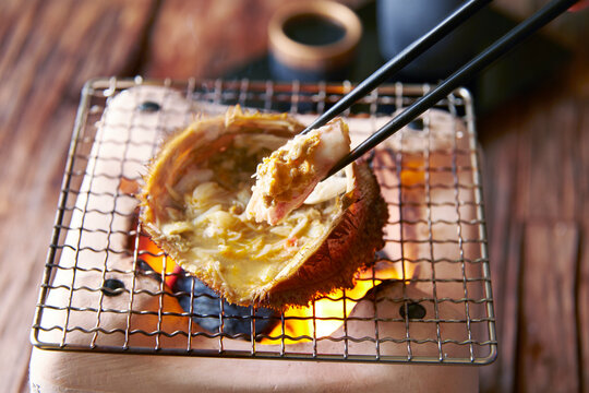 Charcoal-grilled hairy crab shell