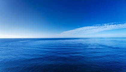 Fototapeta premium 空と海が一つになる深い青の絶景、消えた水平線が描く壮大な風景 