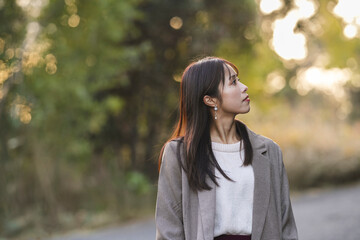 森林公園にいる女性