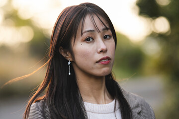 Naklejka premium 森林公園にいる女性