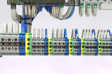 Marking of insulated mounting wires with tape.