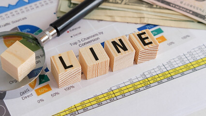 A wooden block with the letters L, I, N, E