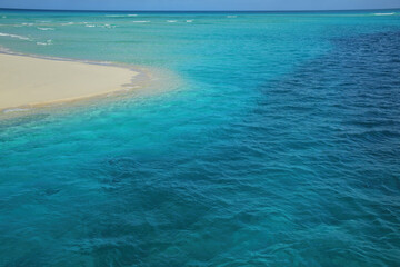 Obraz premium Channel between Ouvea and Mouli Islands flowing into Ouvea Lagoon, Loyalty Islands, New Caledonia