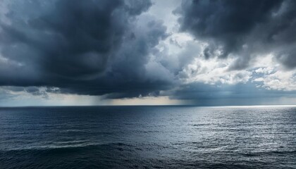 Obraz premium overcast sky over the ocean