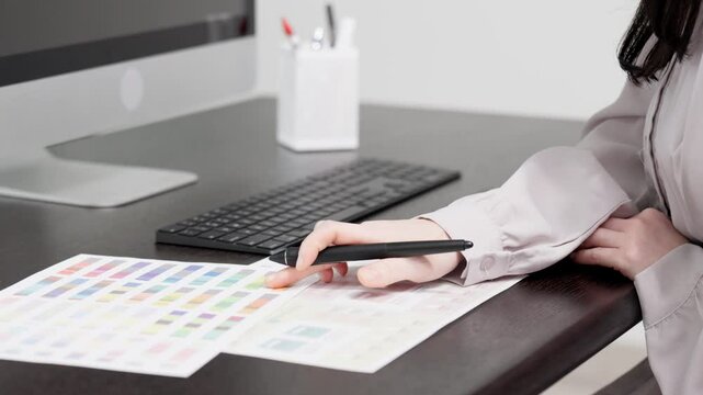 パソコンで仕事をするクリエイターの女性