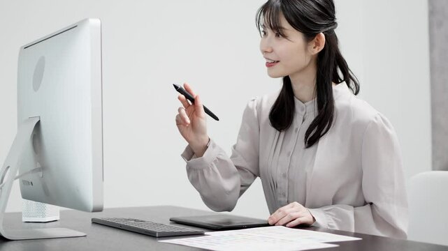 パソコンで仕事をするクリエイターの女性