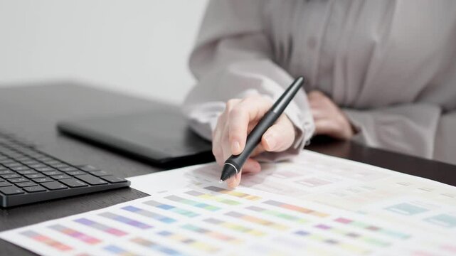 パソコンで仕事をするクリエイターの女性