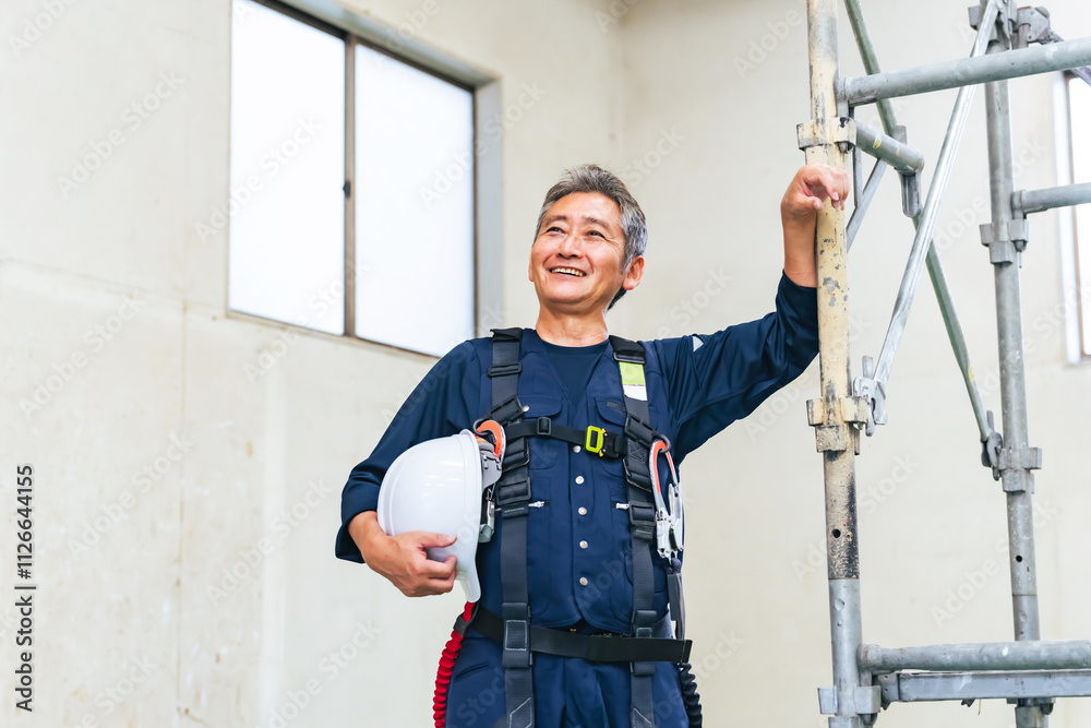 Aufkleber 職人、大工、作業員、現場、建設、足場、高所作業、工事、フルハーネス、安全、笑顔、男性、日本人、シニア、高齢、ベテラン、建築、工場、点検、メンテナンス、検査、ポジティブ、作業、施工、業者、シルバー人材、働く、仕事、プロフェッショナル、ヘルメット、危険、倉庫、産業、建物、住宅、リフォーム、リノベーション、塗装、ペンキ、内装、インテリア、改装、店舗、自営業、中小企業、修理、安心、佐官、鳶職、人物