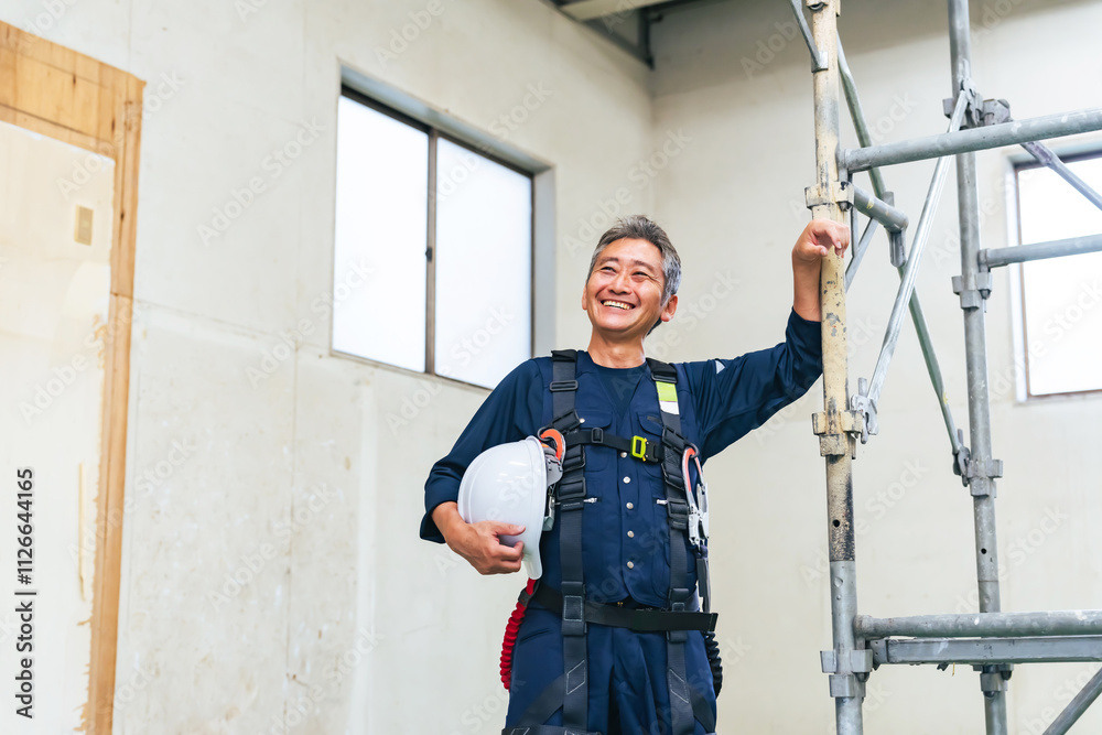 Poster 工事、現場、建設、足場、職人、大工、高所作業、フルハーネス、安全、笑顔、男性、日本人、シニア、高齢、ベテラン、建築、工場、点検、メンテナンス、検査、ポジティブ、作業、作業員、施工、業者、シルバー人材、働く、仕事、プロフェッショナル、ヘルメット、危険、倉庫、産業、建物、住宅、リフォーム、リノベーション、塗装、ペンキ、内装、インテリア、改装、店舗、自営業、中小企業、修理、安心、佐官、鳶職、人物