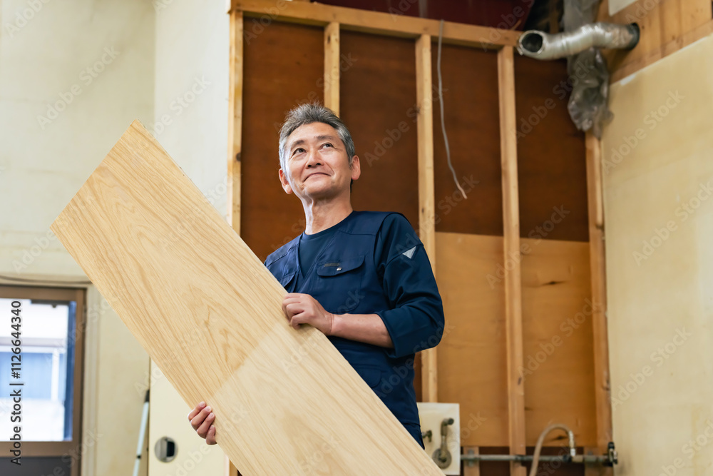 Aufkleber 大工、職人、建築、工事、現場、佐官、鳶職、家具職人、内装、施工、業者、工務店、男性、シニア、日本人、ベテラン、高齢、見上げる、目標、希望、期待、住宅、材木、組み立て、解体、建設、作業員、木材、工法、リフォーム、リノベーション、仕事、職業、プロフェッショナル、親方、中高年、人手不足、後継者、建築業、働く、不動産、木造、建物、インテリア、作業、倉庫、宮大工、伝統工芸、工場、人物