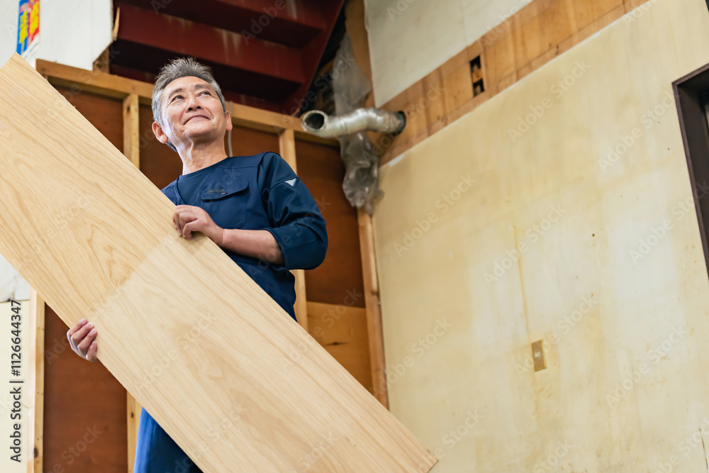 Aufkleber 建築、住宅、大工、工事、職人、材木、組み立て、解体、内装、建設、男性、日本人、現場、作業員、佐官、鳶職、木材、工法、工務店、業者、リフォーム、リノベーション、仕事、職業、プロフェッショナル、親方、自営業、中小企業、施工、シニア、ベテラン、中高年、高齢、人手不足、後継者、建築業、働く、不動産、建物、インテリア、住まい、室内、作業、見上げる、目標、倉庫、工場、家具、林業、人物