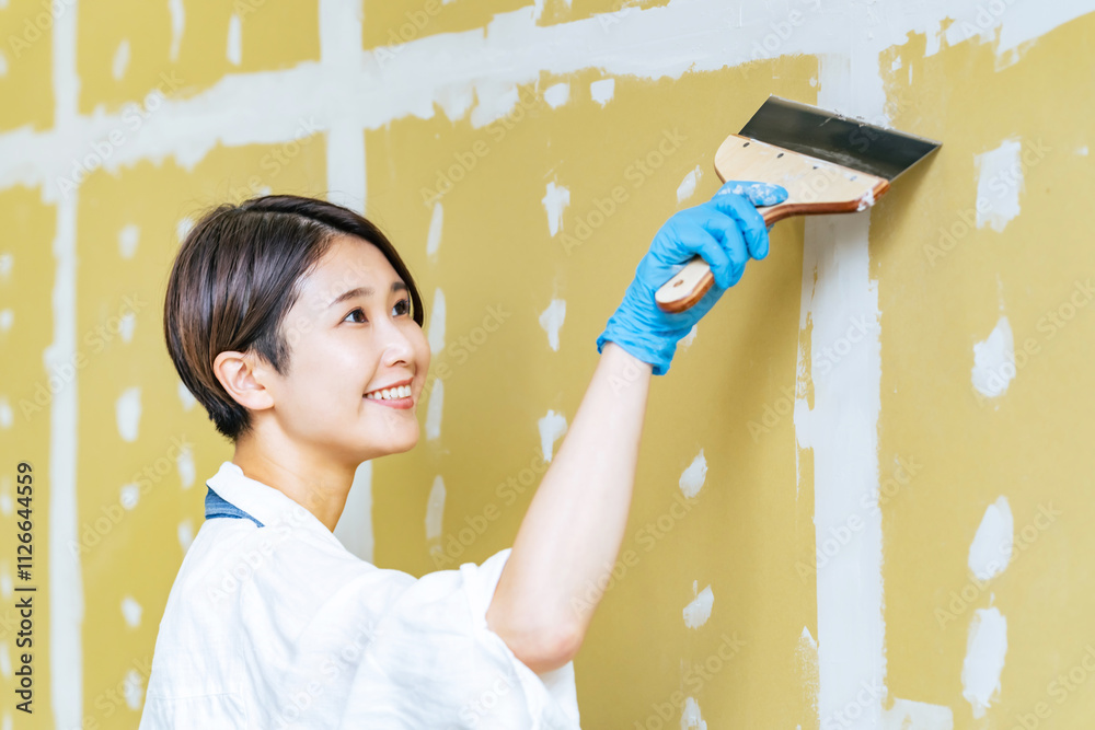 Aufkleber DIY、内装、塗装、女性、日本人、リノベーション、リフォーム、改装、笑顔、作業、パテ、壁紙、壁面、住宅、インテリア、石膏ボード、張り替え、建築、業者、仕事、働く、ペンキ、ペイント、エプロン、コテ、佐官、チャレンジ、挑戦、ツール、道具、ホームセンター、ショップ、主婦、自営業、店舗、設計、自作、コーキング、サーフェイサー、アルバイト、スタッフ、ポジティブ、清掃、店員、元気、若い、リノベ、塗る、塗料、人