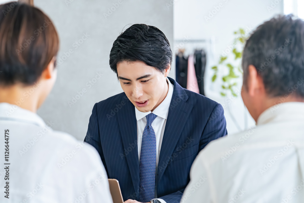 Poster 接客、相談、営業、ビジネス、面談、アドバイザー、税理士、会計士、親子、不動産、コンサルタント、コンサルティング、店舗、男性、女性、日本人、仕事、面接、会話、提案、人材、グループ、経営、自営業、中小企業