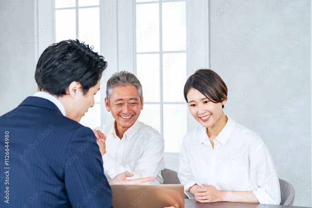 Poster 相談、アドバイザー、提案、営業、親子、税理士、会計士、相続、保険、日本人、男性、女性、ファイナンシャルプランナー、fp、投資、資産運用、証券会社、見積もり、笑顔、節税、ビジネスパーソン、ビジネスマン、