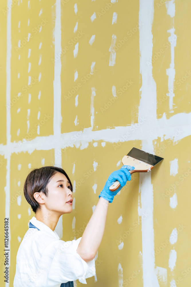Poster DIY、内装、塗装、女性、日本人、リノベーション、リフォーム、改装、作業、パテ、壁紙、壁面、住宅、インテリア、石膏ボード、張り替え、建築、業者、仕事、働く、ペンキ、ペイント、エプロン、コテ、佐官、チャレンジ、挑戦、ツール、道具、ホームセンター、ショップ、主婦、自営業、店舗、設計、自作、コーキング、サーフェイサー、アルバイト、スタッフ、清掃、店員、若い、リノベ、塗る、塗料、慎重、工作、シリアス、人物
