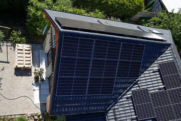 Odnawialne źródła energii, zielona energia ze słońca, panele fotowoltaiczne, instalacja.  © MR. Stanek