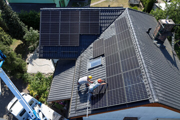 Odnawialne źródła energii, zielona energia ze słońca, panele fotowoltaiczne, instalacja.  © MR. Stanek