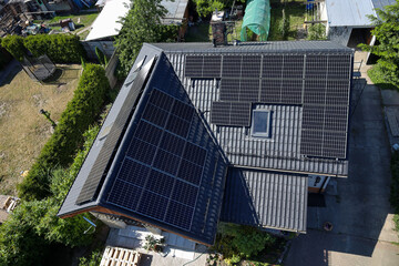 Odnawialne źródła energii, zielona energia ze słońca, panele fotowoltaiczne, instalacja.  © MR. Stanek