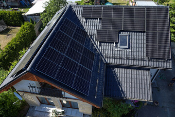 Odnawialne źródła energii, zielona energia ze słońca, panele fotowoltaiczne, instalacja.  © MR. Stanek