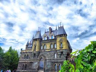 Naklejka premium A stone castle with tall towers and a cloudy sky