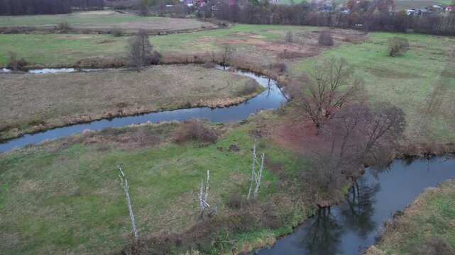 Krajobraz krętej rzeki na wsi, w naturze. Rzeka Ina, Polska.