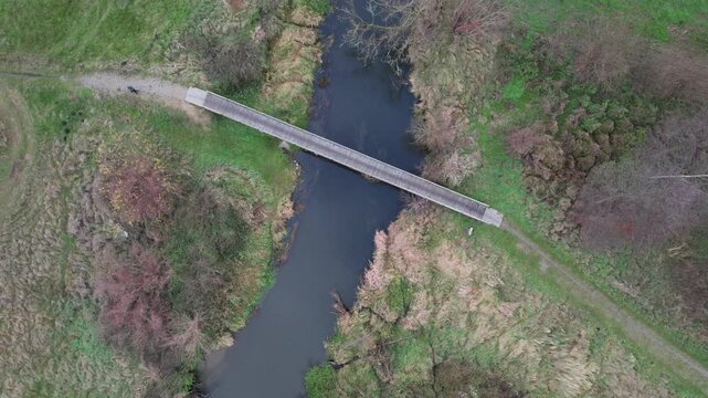 Most nad rzeką, ujęcie schodzące w d&oacute;ł. Rzeka Ina, Polska.
