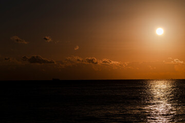 航行する船と稲取の朝焼け