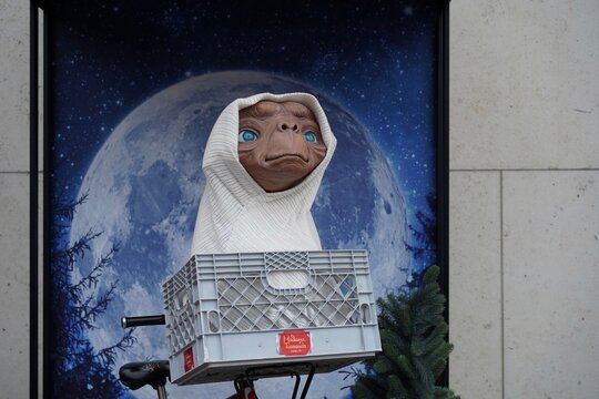 Wachsfigur von E.T. am Eingang zu Madame Tussauds in Berlin am 10.12.2024