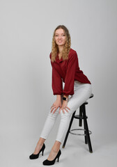 frau, gestalten, schönheit, bekleidung, leitbild, locken, haare, blond, stuhl, person, haar,...