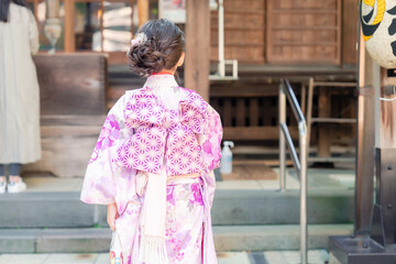 着物姿で七五三のお祝いをする5歳の女の子