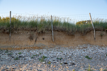 Érosion côtière à la pointe de la Lenn sur la presqu'île de Pénerf, commune française de...