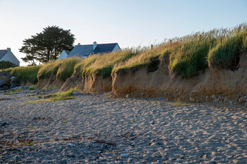 Érosion côtière à la pointe de la Lenn sur la presqu'île de Pénerf, commune française de...