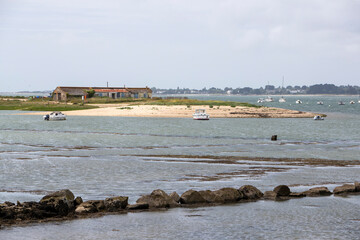 Paysage côtier à marée basse de la pointe de la Lenn sur la presqu'île de Pénerf, commune française de Damgan dans le Morbihan, au sud de la Bretagne, France, Europe.