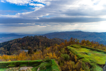 Naklejka premium Twierdza Srebrna Góra jesienią, otoczona żywymi kolorami liści i zachwycającymi krajobrazami.