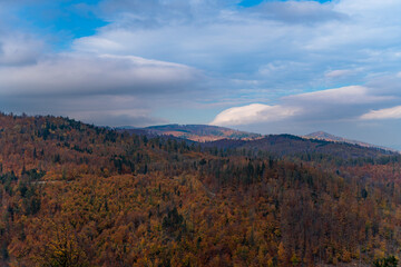 Twierdza Srebrna Góra jesienią, otoczona żywymi kolorami liści i zachwycającymi krajobrazami.