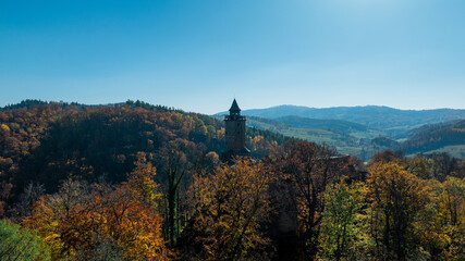 Zamek Grodno w Zag&oacute;rzu Śląskim jesienią, otoczony kolorowymi drzewami i malowniczymi widokami.