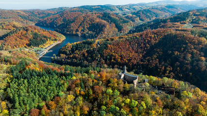 Zamek Grodno w Zagórzu Śląskim jesienią, otoczony kolorowymi drzewami i malowniczymi widokami. © Tomasz