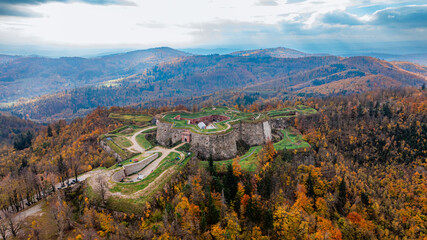 Twierdza Srebrna Góra jesienią, otoczona żywymi kolorami liści i zachwycającymi krajobrazami.
