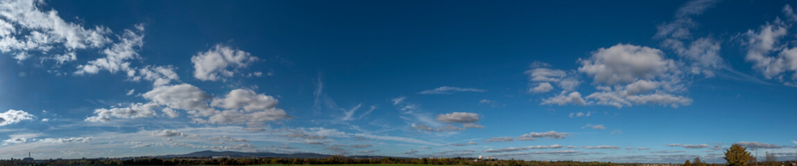 Panorama des leicht bewölkten, blauen Himmels mit Horizont