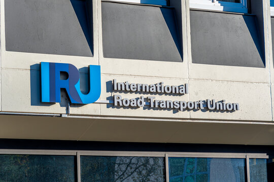Gen&egrave;ve, Suisse - 16 novembre 2024: Enseigne et logo sur le si&egrave;ge de l'Union internationale des transports routiers (IRU), repr&eacute;sentant l'ensemble de la profession routi&egrave;re dans le monde