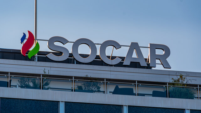 Gen&egrave;ve, Suisse - 15 novembre 2024: Enseigne sur le si&egrave;ge de SOCAR Trading SA, filiale de State Oil Company of Azerbaijan Republic (SOCAR), compagnie nationale p&eacute;troli&egrave;re et de gaz d'Azerba&iuml;djan