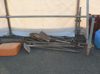 解体現場の工具置き場