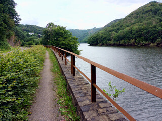 Obraz premium Fluss Our in Höhe der Ourtalsperre in der Nähe von Bivels im Kanton Vianden in Luxemburg. Aussicht vom Premium-Wanderweg Nat'Our Route 5.
