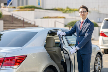 車のドアを開ける男性