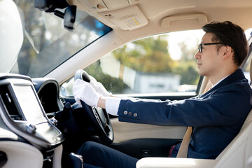 運転する男性ドライバー