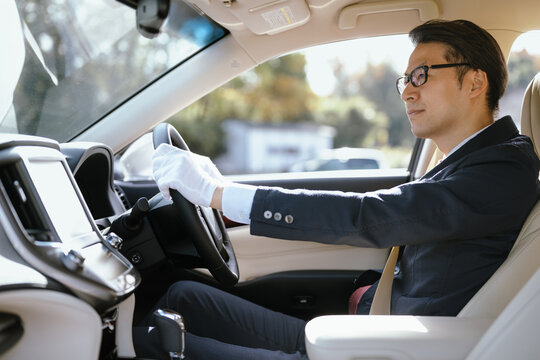 運転する男性