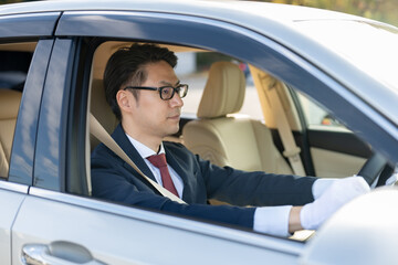 運転する男性ドライバー